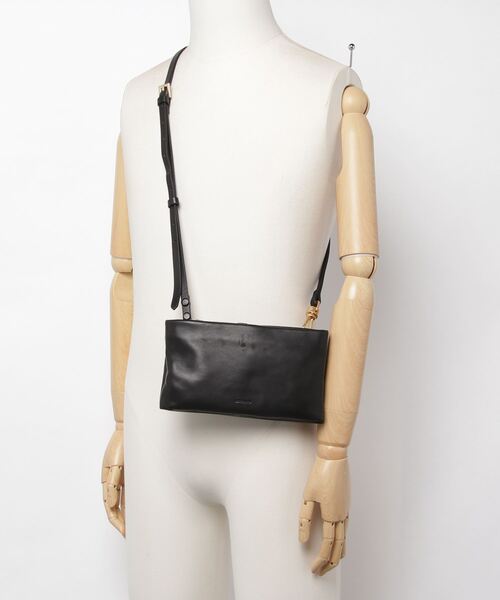 ALLSAINTS（オールセインツ）の「MILA LEATHER DOUBLE POUCH BAG | MILA レザー ダブル ポーチ バッグ（ショルダーバッグ・レディース・ブラック/ホワイト/その他・ONE SIZE）」の4枚目の写真