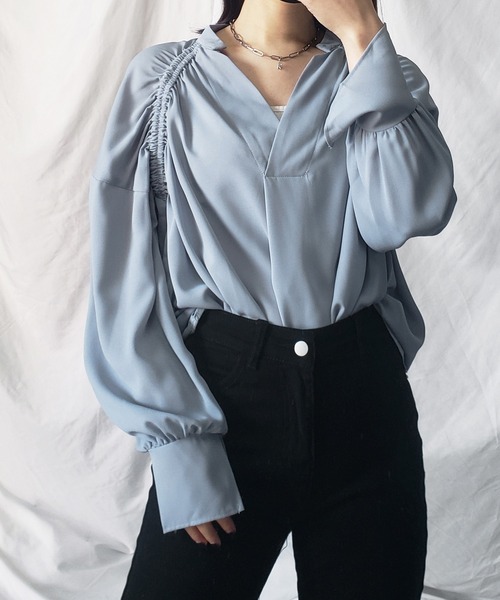 me+em select(ミームセレクト)の「シャーリングニュアンスブラウス(シャツ/ブラウス・レディース・ベージュ/ブルー・FREE)」の2枚目の写真