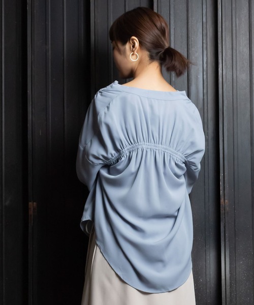 me+em select(ミームセレクト)の「シャーリングニュアンスブラウス(シャツ/ブラウス・レディース・ベージュ/ブルー・FREE)」の14枚目の写真
