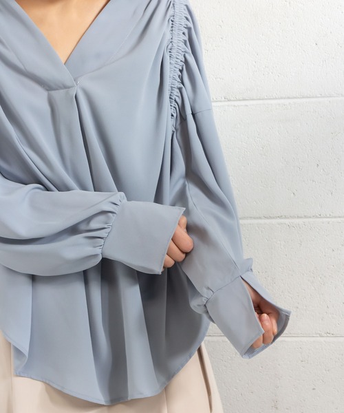 me+em select(ミームセレクト)の「シャーリングニュアンスブラウス(シャツ/ブラウス・レディース・ベージュ/ブルー・FREE)」の7枚目の写真