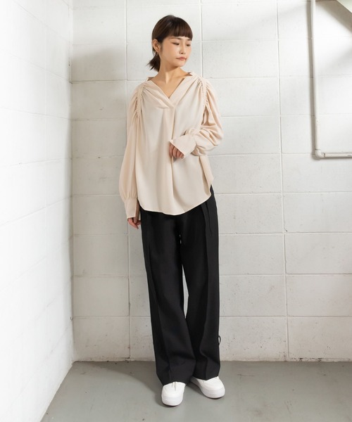 me+em select(ミームセレクト)の「シャーリングニュアンスブラウス(シャツ/ブラウス・レディース・ベージュ/ブルー・FREE)」の4枚目の写真