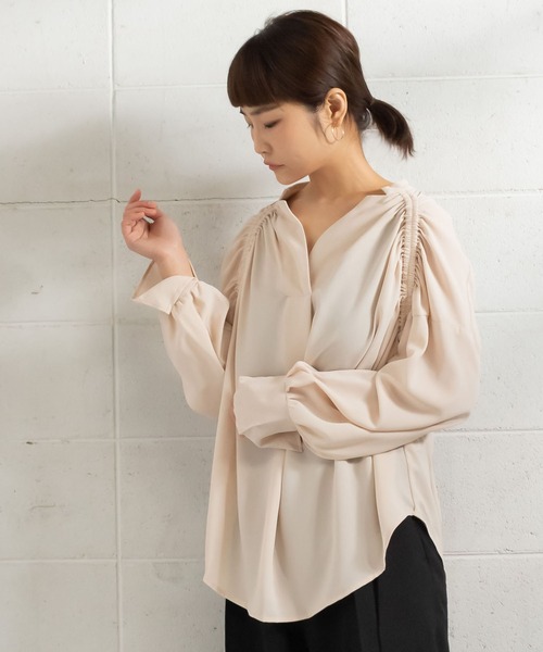 me+em select(ミームセレクト)の「シャーリングニュアンスブラウス(シャツ/ブラウス・レディース・ベージュ/ブルー・FREE)」の18枚目の写真