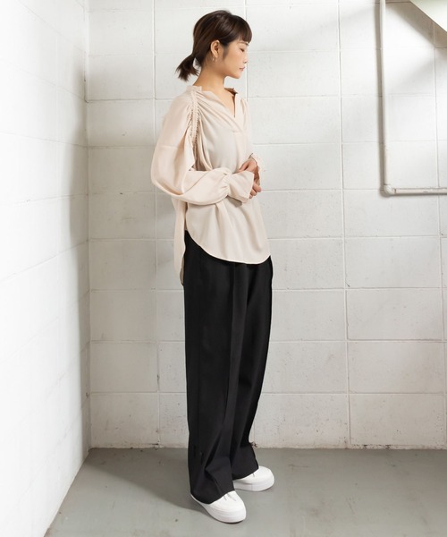 me+em select(ミームセレクト)の「シャーリングニュアンスブラウス(シャツ/ブラウス・レディース・ベージュ/ブルー・FREE)」の9枚目の写真