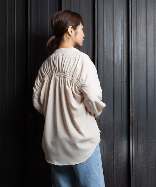 me+em select(ミームセレクト)の「シャーリングニュアンスブラウス(シャツ/ブラウス・レディース・ベージュ/ブルー・FREE)」の12枚目の写真
