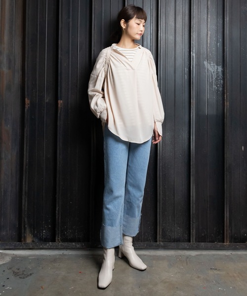 me+em select(ミームセレクト)の「シャーリングニュアンスブラウス(シャツ/ブラウス・レディース・ベージュ/ブルー・FREE)」の3枚目の写真