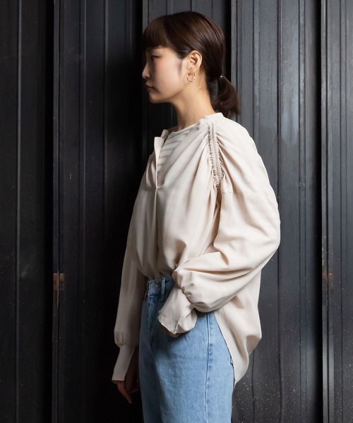 me+em select(ミームセレクト)の「シャーリングニュアンスブラウス(シャツ/ブラウス・レディース・ベージュ/ブルー・FREE)」の17枚目の写真