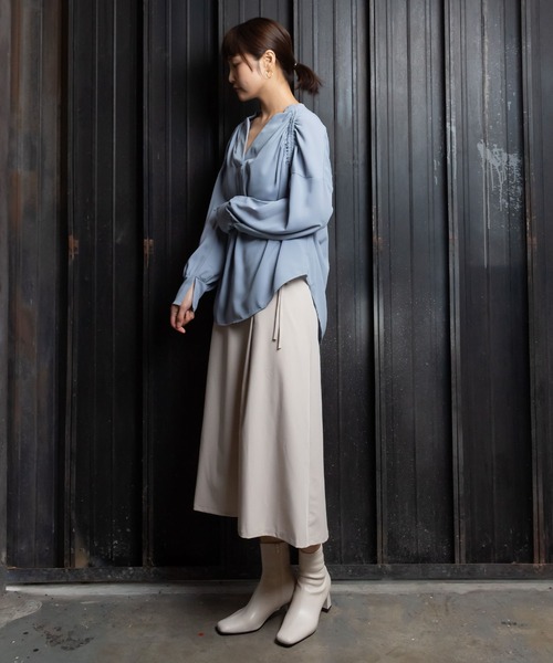 me+em select(ミームセレクト)の「シャーリングニュアンスブラウス(シャツ/ブラウス・レディース・ベージュ/ブルー・FREE)」の10枚目の写真