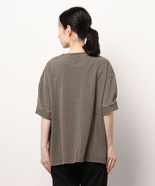 CUBE SUGAR（キューブシュガー）の「OE天竺 パウダー加工 袖タック Tシャツ（Tシャツ/カットソー・レディース・チャコールグレー/ホワイト/レッド・M）」の5枚目の写真