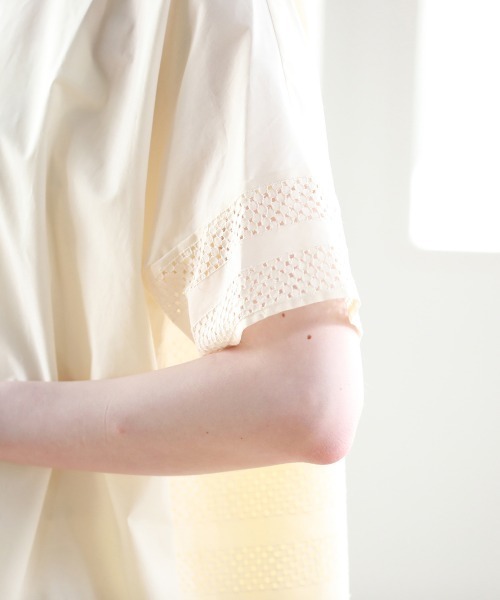 Pao de lo（パオデロ）の「【VOYAGE】【前後2WAY】タイプライターレース切替ブラウス（シャツ/ブラウス・レディース・ベージュ/ネイビー・9号）」の6枚目の写真