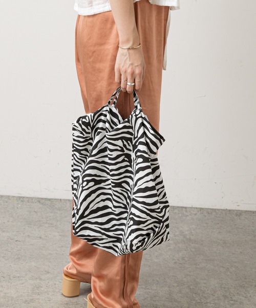 Omekashi（オメカシ）の「ゼブラトートバッグ（トートバッグ・レディース・オフホワイト/ベージュ・ONE SIZE）」の6枚目の写真