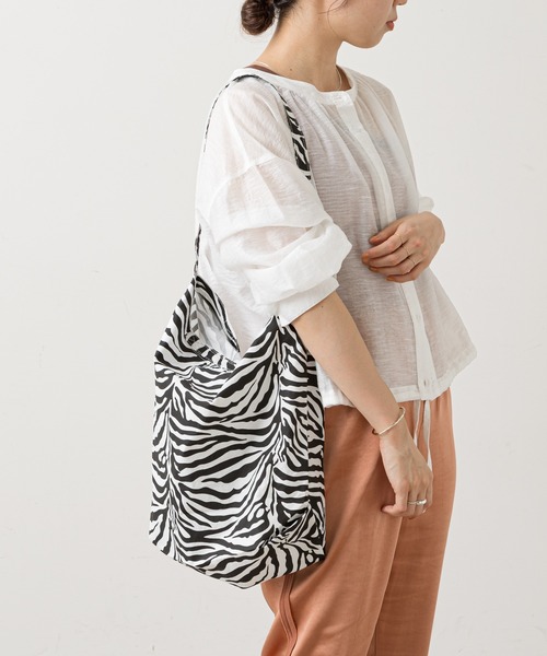 Omekashi（オメカシ）の「ゼブラトートバッグ（トートバッグ・レディース・オフホワイト/ベージュ・ONE SIZE）」の3枚目の写真