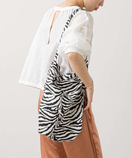 Omekashi（オメカシ）の「ゼブラトートバッグ（トートバッグ・レディース・オフホワイト/ベージュ・ONE SIZE）」の4枚目の写真