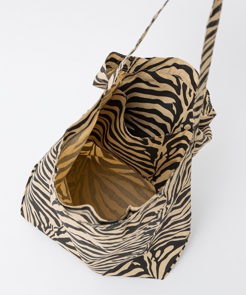 Omekashi（オメカシ）の「ゼブラトートバッグ（トートバッグ・レディース・オフホワイト/ベージュ・ONE SIZE）」の10枚目の写真