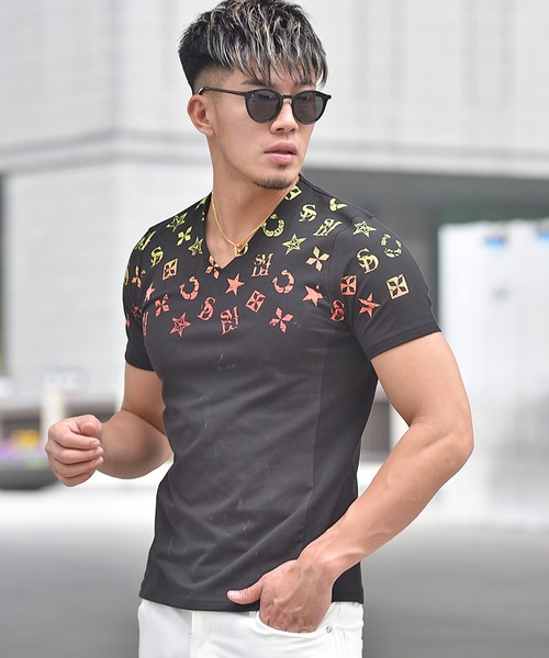 SOMEDIFF(サムディフ)の「【SOMEDIFF】グラデーション総柄プリントVネック半袖Tシャツ(Tシャツ/カットソー・メンズ・ブラック/ホワイト・XXL/M/L/XL)」の2枚目の写真