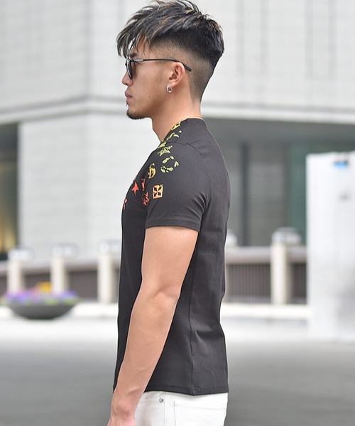 SOMEDIFF(サムディフ)の「【SOMEDIFF】グラデーション総柄プリントVネック半袖Tシャツ(Tシャツ/カットソー・メンズ・ブラック/ホワイト・XXL/M/L/XL)」の12枚目の写真