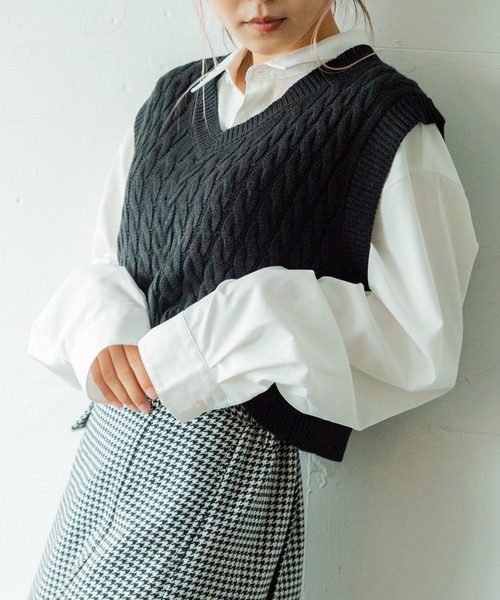 WEGO（ウィゴー）の「WEGO/ケーブルショートニットベスト（ベスト・レディース・ブラック/ベージュ/グリーン/キナリ・FREE）」の2枚目の写真