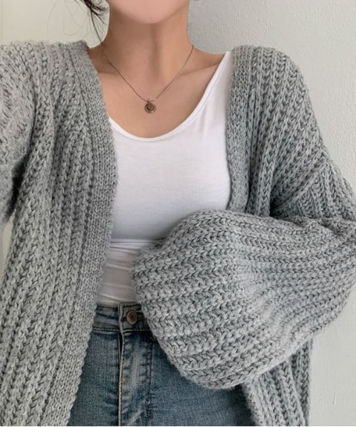 ABITOKYO(アビトーキョー)の「ボリュウームスリーブローゲージカーディガン(カーディガン/ボレロ・レディース・ブラック/ベージュ/グレー/アイボリー・FREE)」の9枚目の写真