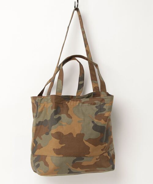 Maison Kitsune（メゾンキツネ）の「Camp Print Camo Shoulder Tote