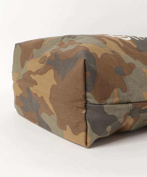 Maison Kitsune（メゾンキツネ）の「Camp Print Camo Shoulder Tote