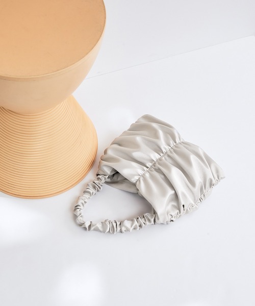 ADAM ET ROPE'(アダムエロペ)の「サテンシャーリングミニバッグ(ハンドバッグ・レディース・ブラック/シルバー/イエロー/ブルー・FREE)」の4枚目の写真