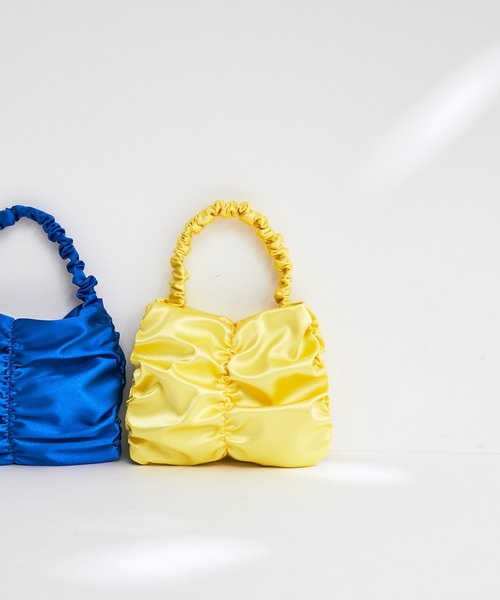 ADAM ET ROPE'(アダムエロペ)の「サテンシャーリングミニバッグ(ハンドバッグ・レディース・ブラック/シルバー/イエロー/ブルー・FREE)」の1枚目の写真