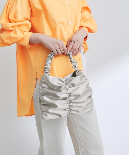 ADAM ET ROPE'(アダムエロペ)の「サテンシャーリングミニバッグ(ハンドバッグ・レディース・ブラック/シルバー/イエロー/ブルー・FREE)」の9枚目の写真