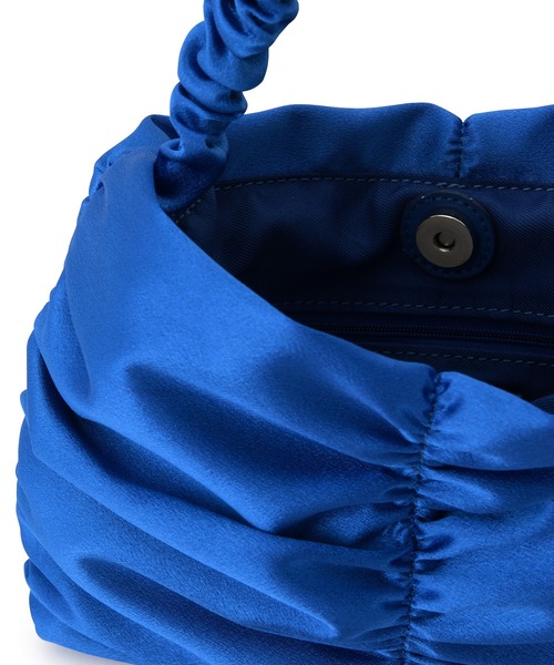 ADAM ET ROPE'(アダムエロペ)の「サテンシャーリングミニバッグ(ハンドバッグ・レディース・ブラック/シルバー/イエロー/ブルー・FREE)」の14枚目の写真