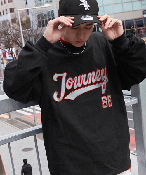 MONO-MART（モノマート）の「ビッグシルエット ナイロン/サテン刺繍カレッジロゴ 長袖Tシャツ/オーバーサイズカットソー/リンガーTシャツ（Tシャツ/カットソー・メンズ・ホワイト/ロイヤルブルー/ダークグリーン系/ブラック/ホワイト系/ブルー系/ダークグリーン/ブラック系/オートミール/アイボリー系・M/L）」の4枚目の写真