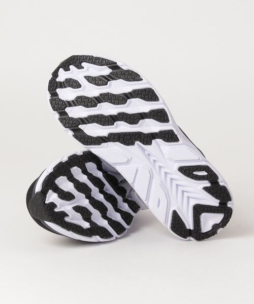 HOKA(ホカ)の「CLIFTON 8 1119394(スニーカー・メンズ・ブラック×ホワイト・22.5cm/23.5cm/24.5cm/23.0cm/24.0cm/22.0cm/25.0cm)」の3枚目の写真