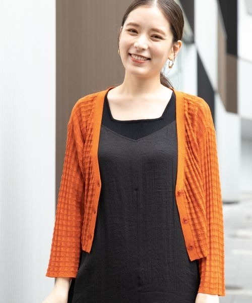 mysty woman(ミスティウーマン)の「シアーチェックニットカーデ 283378(カーディガン/ボレロ・レディース・ブラック/ライトベージュ/パープル/オレンジ・FREE)」の4枚目の写真