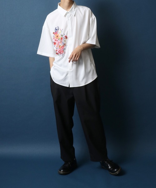 ANPAS（アンパス）の「Flower ＆ Butterfly Big Print Oversize Shirt/花柄 ビッグプリント オーバーサイズ シャツ（シャツ/ブラウス・メンズ・ホワイト系その他/ブラック系その他/ホワイト系その他2/ホワイト系その他3/ブラック系その他2/ブラック系その他3/ブラック系その他4/ブラック系その他5・M/L）」の9枚目の写真