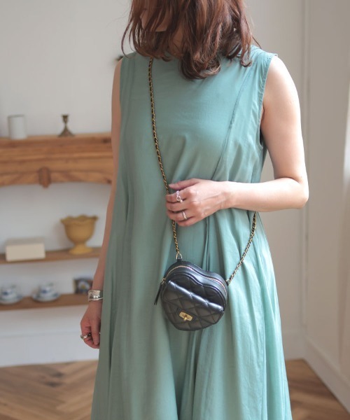 DONOBAN（ドノバン）の「キルティングハートチェーンバッグ（ショルダーバッグ・レディース・ホワイト/ブラック/ライトグリーン・F）」の8枚目の写真