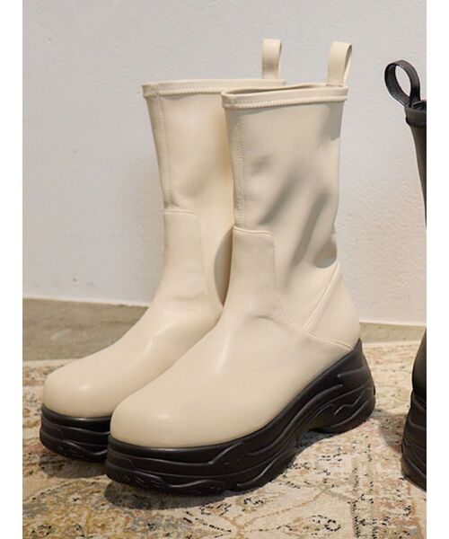 EVRIS（エヴリス）の「トラックソールワークブーツ（ブーツ・レディース・ホワイト/ブラック・SMALL/MEDIUM/LARGE）」の2枚目の写真