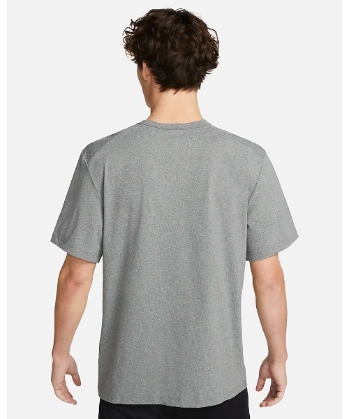 NIKE（ナイキ）の「《NIKEアパレル》ナイキ ユニバーサル コア S/S トップ（Tシャツ/カットソー・メンズ・グレー/ブラック/グレー系その他/イエロー系その他/ホワイト/グリーン系その他/ダークグリーン/グリーン系その他2/ブルー系その他/ライトピンク/グリーン系その他3・XL/L/M/S/2XL）」の14枚目の写真