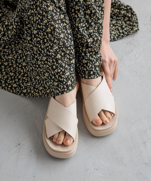 LOWRYS FARM（ローリーズファーム）の「カンドウフィットクロス　177266（サンダル・レディース・ブラック/シルバー/アイボリー・MEDIUM/LARGE）」の2枚目の写真