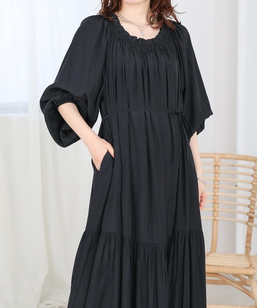 Bab（バブ）の「サテンライクシャーリングワンピース（ワンピース・レディース・オレンジ系その他/ブラック/アイボリー・M）」の2枚目の写真