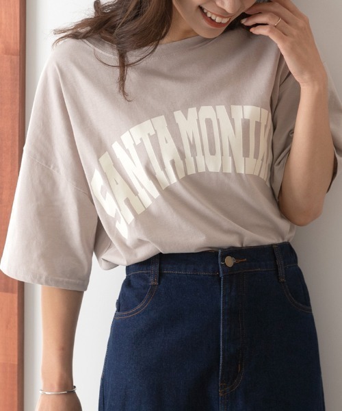 ad thie(アドティエ)の「カレッジロゴ SANTAMONIKA プリントロゴTシャツ(Tシャツ/カットソー・レディース・ピンクベージュ/ベージュ/グリーン/ブルー系その他/ブラック/ダークブラウン/ライトブルー・FREE)」の1枚目の写真