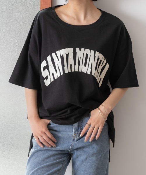 ad thie(アドティエ)の「カレッジロゴ SANTAMONIKA プリントロゴTシャツ(Tシャツ/カットソー・レディース・ピンクベージュ/ベージュ/グリーン/ブルー系その他/ブラック/ダークブラウン/ライトブルー・FREE)」の2枚目の写真