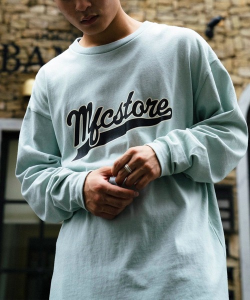 FRUIT OF THE LOOM(フルーツオブザルーム)の「FRUIT OF THE LOOM x MFC STORE TEAM LOGO L/S TEE(Tシャツ/カットソー・メンズ・インディゴブルー/ピンク/ホワイト/ブラック/サックスブルー/グレー・M/L/XL)」の1枚目の写真