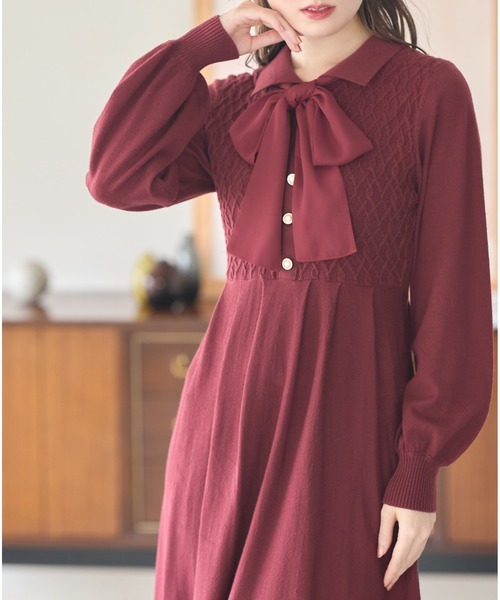 tocco closet（トッコ　クローゼット）の「２ＷＡＹリボン付きパール装飾ケーブル編み切り替えニットワンピース（ワンピース・レディース・ブラック/ベージュ/ボルドー・M）」の3枚目の写真