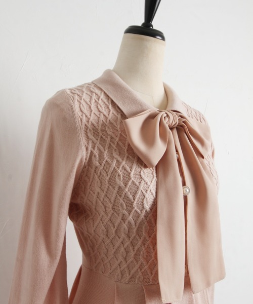 tocco closet（トッコ　クローゼット）の「２ＷＡＹリボン付きパール装飾ケーブル編み切り替えニットワンピース（ワンピース・レディース・ブラック/ベージュ/ボルドー・M）」の21枚目の写真
