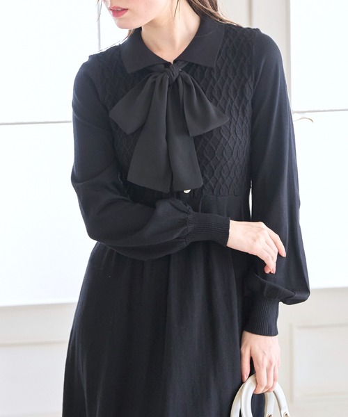 tocco closet（トッコ　クローゼット）の「２ＷＡＹリボン付きパール装飾ケーブル編み切り替えニットワンピース（ワンピース・レディース・ブラック/ベージュ/ボルドー・M）」の4枚目の写真