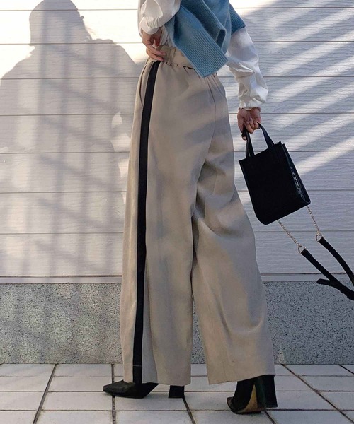 Q（キュー）の「ツイルピーチサイドラインワイドパンツ（その他パンツ・レディース・ブラック/ベージュ・MEDIUM）」の2枚目の写真
