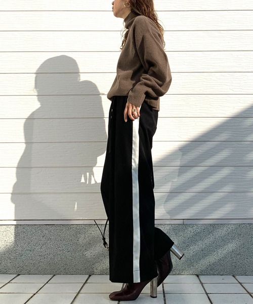 Q（キュー）の「ツイルピーチサイドラインワイドパンツ（その他パンツ・レディース・ブラック/ベージュ・MEDIUM）」の16枚目の写真