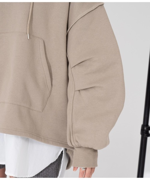 Settimissimo（セッティミッシモ）の「裏起毛 タックスリーブ オーバーサイズ パーカー フーディー（パーカー・レディース・グレイッシュベージュ/ブラック・FREE）」の20枚目の写真