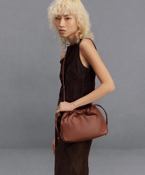 CHARLES & KEITH(チャールズ & キース)の「Glimpse グリンプス レザートップハンドルバッグ(ハンドバッグ・レディース・オフホワイト/ブラック/ライトブルー/ライトブラウン・S)」の4枚目の写真