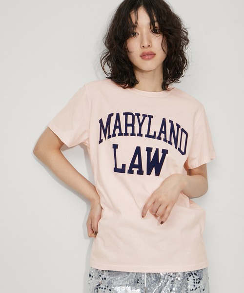 REMI RELIEF（レミレリーフ）の「【REMI RELIEF(レミレリーフ)】LOGO TEE (MARYLAND LAW)（Tシャツ/カットソー・レディース・ホワイト/ブラウン/ピンク・S）」の3枚目の写真