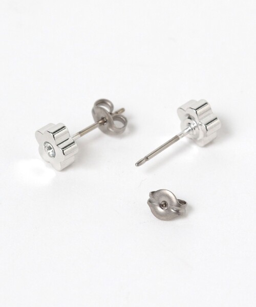 Ray BEAMS(レイビームス)の「シック フラワー ピアス(ピアス(両耳用)・レディース・シルバー/ゴールド・ONE SIZE)」の3枚目の写真