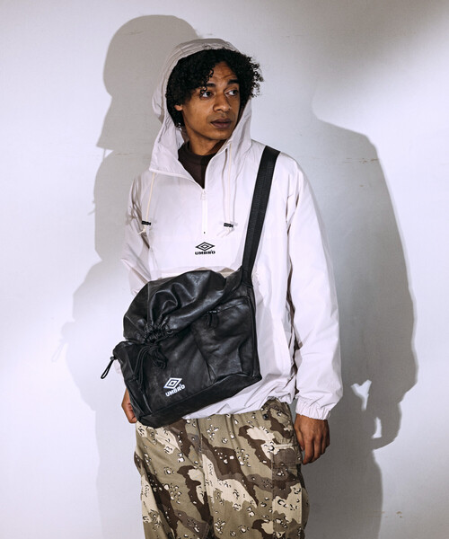 UMBRO/アンブロ SP PU LOGO SHOULDER BAG/別注 刺繍ロゴ ショルダーバッグ（ショルダーバッグ）｜UMBRO（アンブロ）