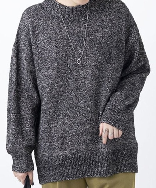 BELLUNA PLUS(ベルーナ)の「ラメ入りバックスリットニットプルオーバー(ニット/セーター・レディース・ブラック系/モカ/ブルー系・X-LARGE/MEDIUM/LARGE)」の2枚目の写真